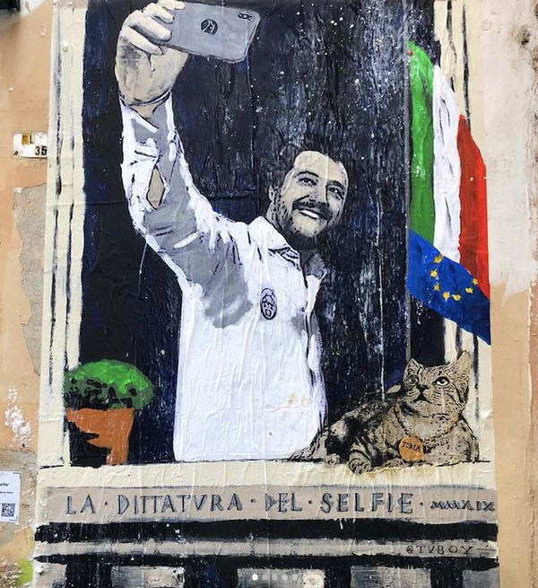 TvBoy pronto alle europee: la nuova installazione «La dittatura del selfie» con Matteo Salvini