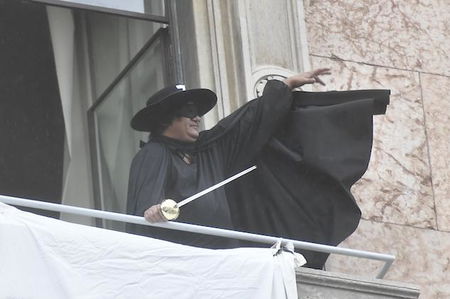 Tutti pazzi per Zorro, l’anti Matteo Salvini che ferisce a colpi di striscione article-post