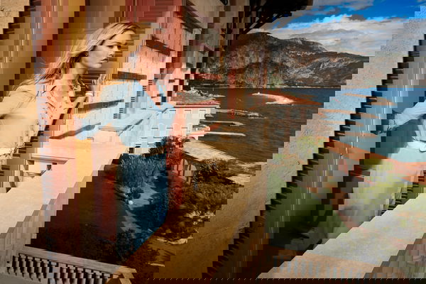 Riviera: La serie di Neil Jordan su Canale 5 in chiaro