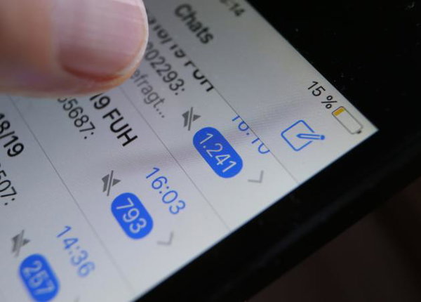 Le amiche hanno segnalato ai prof le foto di una 13enne nuda sulle chat di WhatsApp