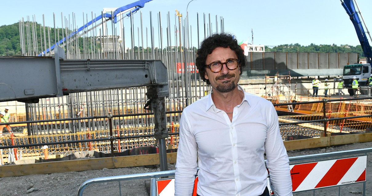 Alitalia, Toninelli e il M5S contro la Lega: «Noi con le vittime di Genova, loro avvocati dei Benetton» article-post