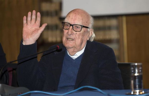 Camilleri, primo bollettino dopo la notte in rianimazione: «Condizioni critiche ma stabili»