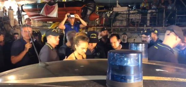 Il pizzaiolo che aveva augurato lo stupro a Carola Rackete: «Scusa, avevo bevuto troppi gin lemon»