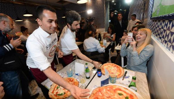 Oettinger restituisce la pizza a Di Maio