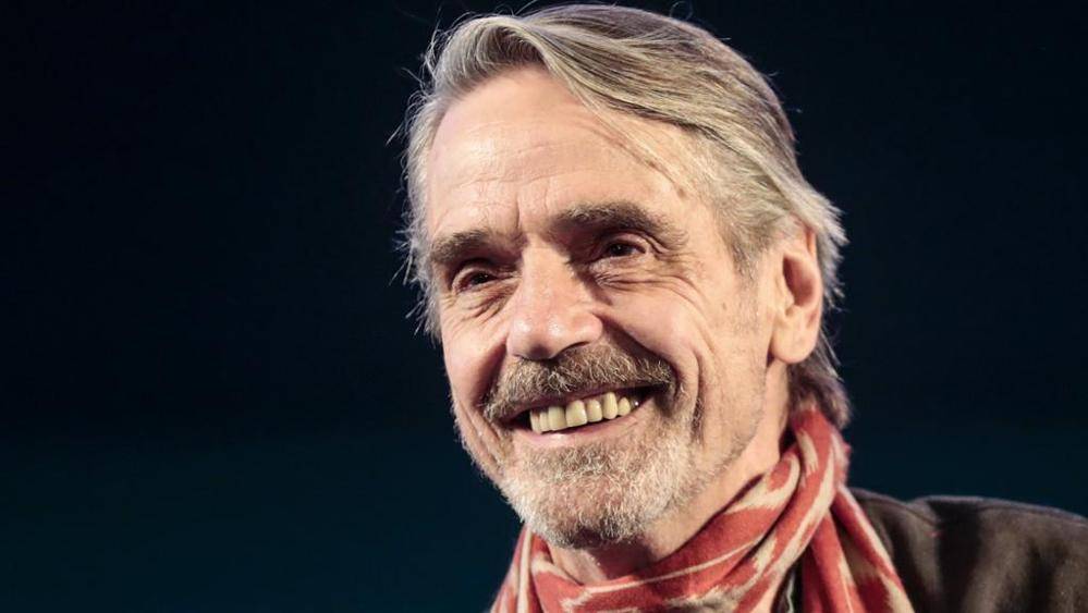 Io ballo da sola, Jeremy Irons a Piazza San Cosimato in Trastevere article-post