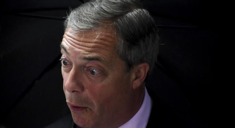 Lo sgambetto a Salvini: i ‘moderati’ M5S a un passo dall’alleanza con Farage