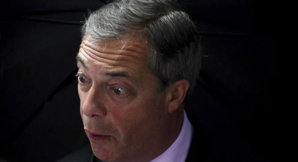 Lo sgambetto a Salvini: i ‘moderati’ M5S a un passo dall’alleanza con Farage