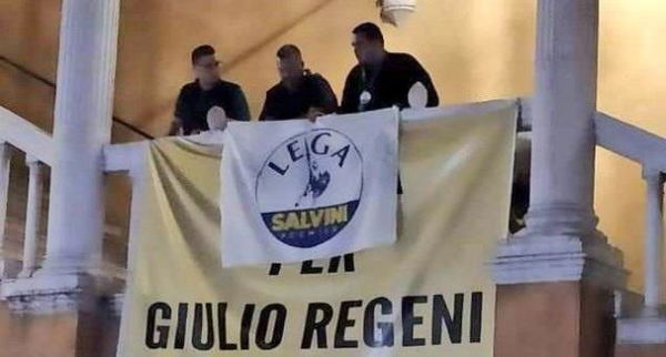 La Lega vince a Ferrara e per festeggiare copre lo striscione per Giulio Regeni con la bandiera del Carroccio