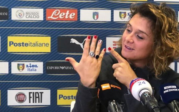 Cristiana Girelli, la dj del gruppo azzurro e l’unghia tricolore portafortuna