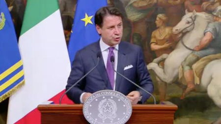 Questa volta, Giuseppe Conte si fa fare le domande dai giornalisti (ma non finisce benissimo) article-post
