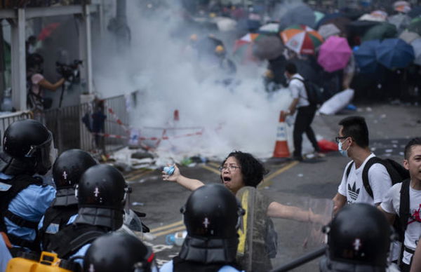 Dopo i violenti scontri di piazza, Hong Kong rinvia la legge sull’estradizione in Cina