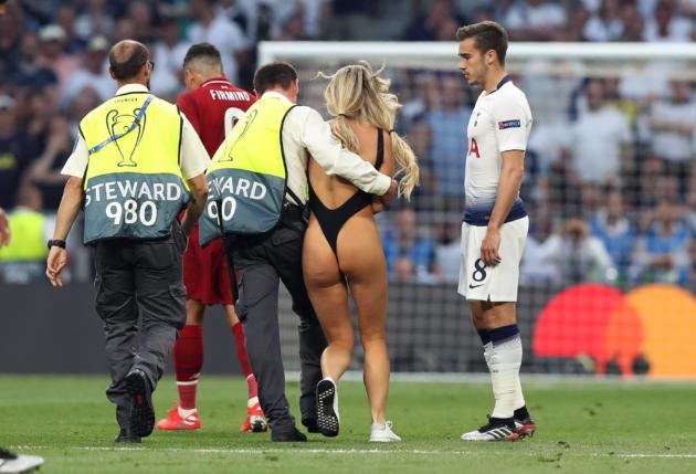 La modella che ha fatto invasione durante la finale di Champions promuoveva un sito hard article-post