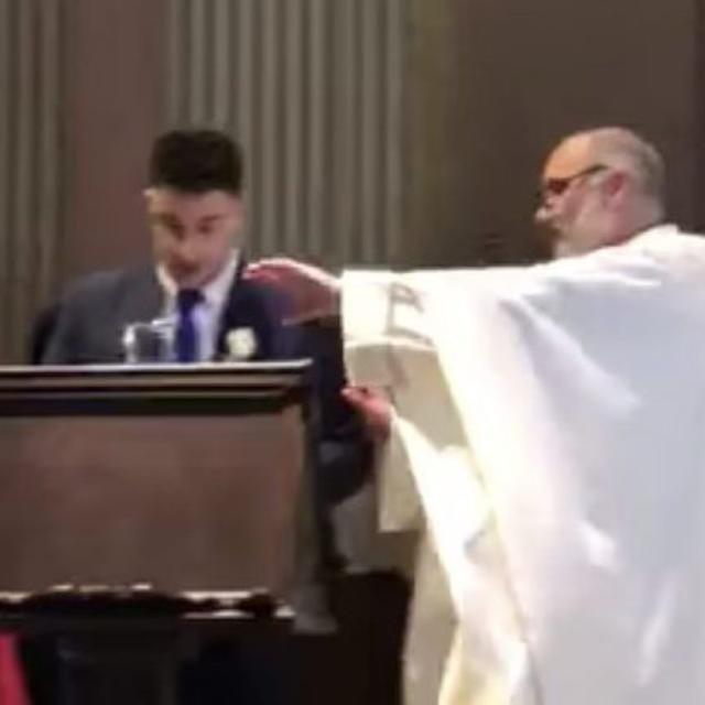 Un tifoso ha recitato l’inno della Roma in chiesa: il parroco gli ha tolto il microfono article-post
