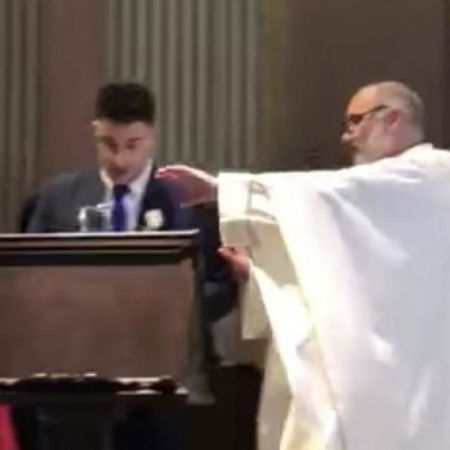 Un tifoso ha recitato l’inno della Roma in chiesa: il parroco gli ha tolto il microfono article-post