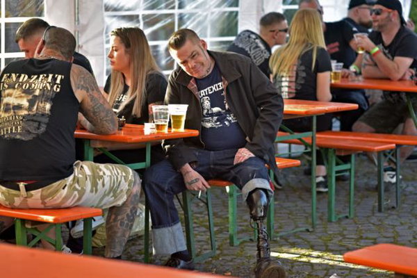 La resistenza di Ostriz contro il neonazismo passa attraverso centinaia di casse di birra