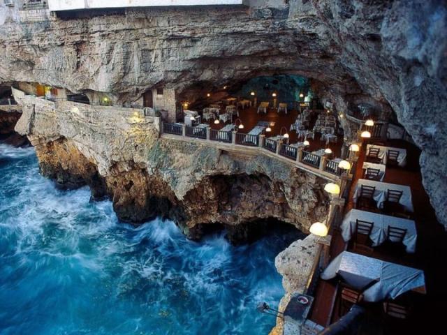 Carne scaduta, maxi multa al ristorante Grotta Palazzese. Ma il proprietario frena: «Nulla di ufficiale» article-post