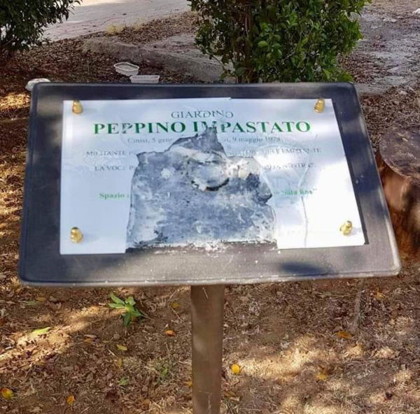 La vergogna senza fine nel vandalizzare la targa di Peppino Impastato