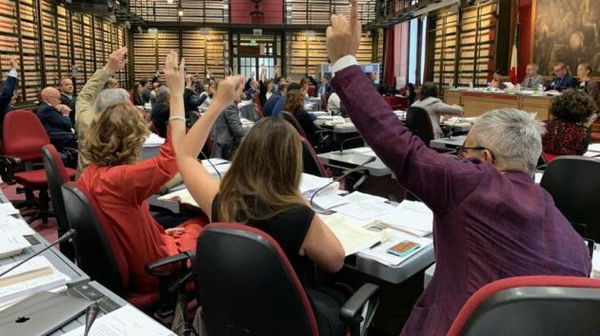 Per ora, Radio Radicale è salva grazie a 3 milioni (e nonostante il no di Laura Castelli)