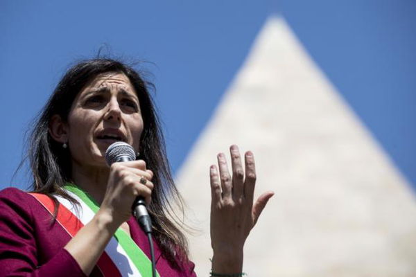 Virginia Raggi perde le staffe col governo: «Dicano se salvano banche o italiani»