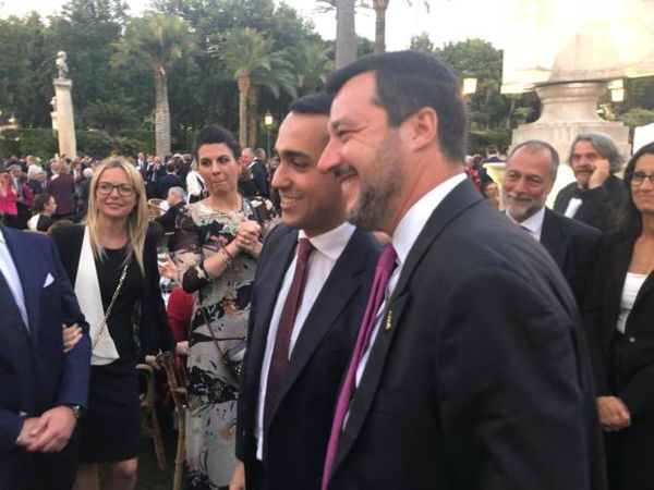Quirinale, la foto di Salvini e Di Maio sorridenti (e l’espressione perplessa di Geppi Cucciari)