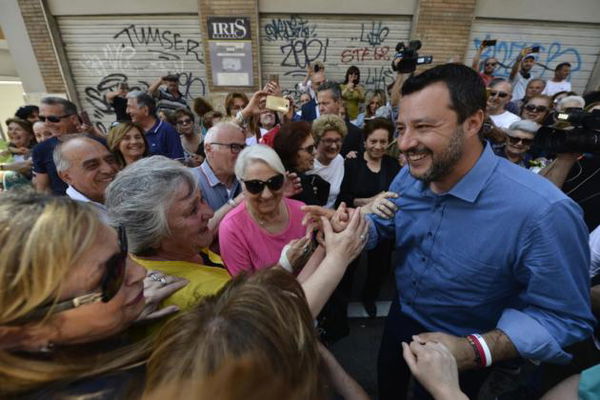 Matteo Salvini e la battuta allo studente: «Non sei andato a scuola? Hai fatto bene»