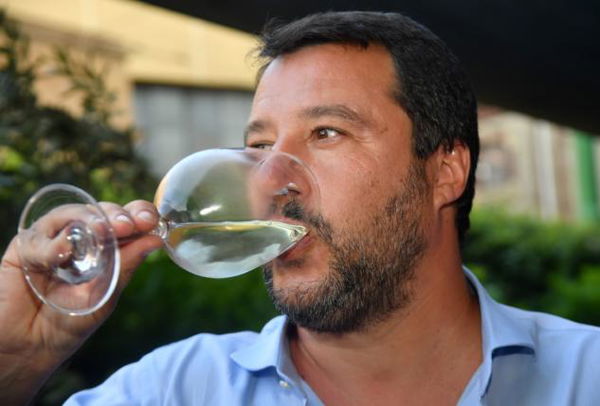 Salvini fa propaganda con la Sea Watch, mentre a Lampedusa proseguono gli sbarchi