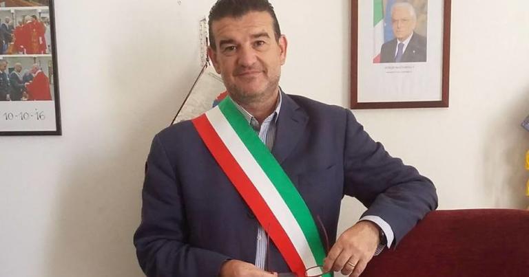 Il vicesindaco M5S che parcheggia usando il pass disabili del padre morto