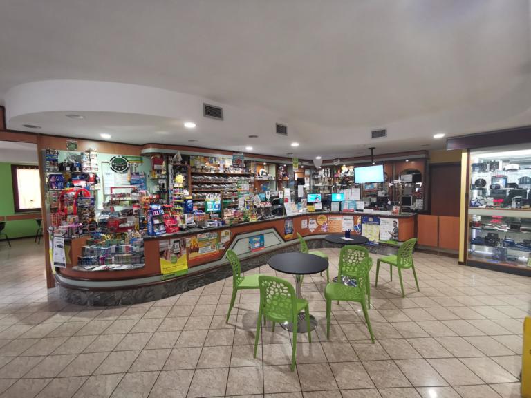 Tabaccaio spara e uccide il ladro: si valuta la legittima difesa