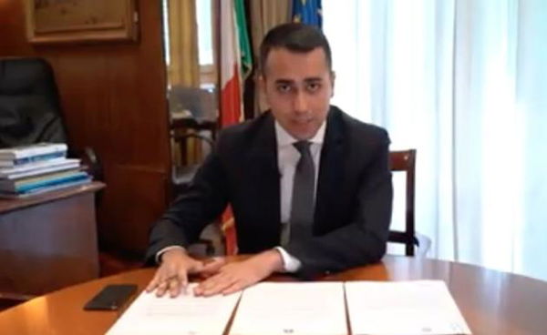 Di Maio ha firmato in diretta Facebook la revoca ai finanziamenti Whirlpool, ma l’azienda non chiude a Napoli