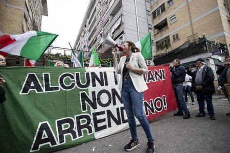 La reazione dei militanti di Casapound all’addio alla politica: da «andiamocene con la Meloni» a «Boia chi molla» article-post
