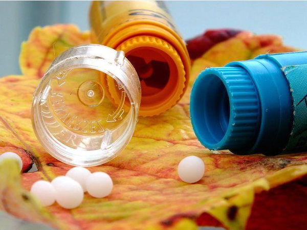 Bambino morto per otite a 7 anni, condannati genitori che lo curarono con l’omeopatia