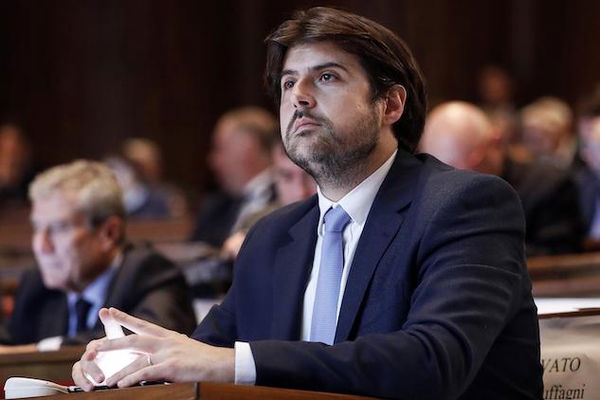 Buffagni contro Fico: «Le sue parole sul 2 giugno? un favore suicida alla Lega»