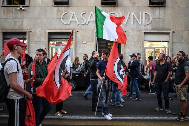 Lega e M5S votano contro l’ordine del giorno sullo sgombero di Casapound