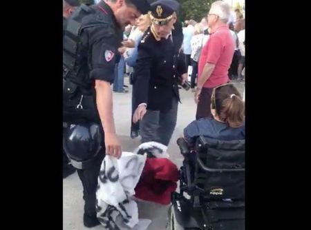 Comizio di Salvini, le strappano i cartelli di dissenso dalla carrozzina: «La polizia non mi ha chiesto se stessi bene» article-post