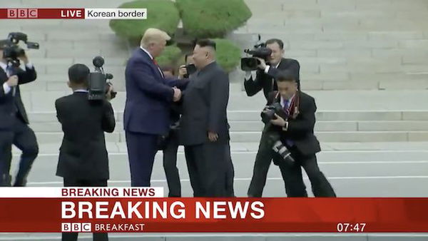 Donald Trump e la storica stretta di mano con Kim Jong Un sul confine tra le due coree