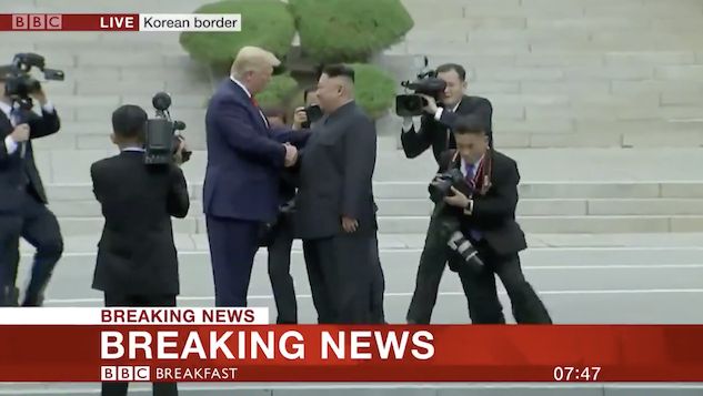 Donald Trump e la storica stretta di mano con Kim Jong Un sul confine tra le due coree article-post