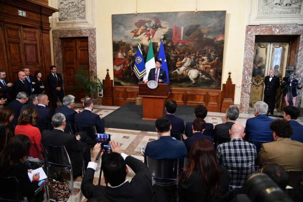 Conte, c’è anche la gaffe: «Sabato scorso è stata la Festa della Repubblica». Ma il 2 giugno era ieri | VIDEO