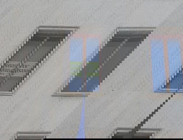 Il M5S del Friuli espone il cartello “Verità per Giulio Regeni”