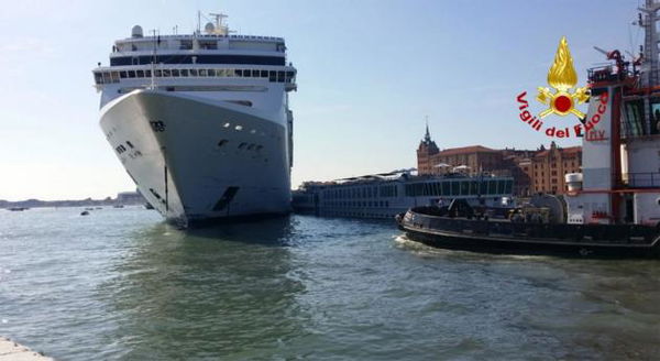Venezia, nave MSC crociera colpisce un battello: ci sono 5 feriti | VIDEO