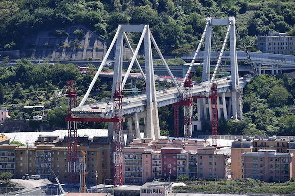 Ponte Morandi, via alle prime demolizioni in Via Porro