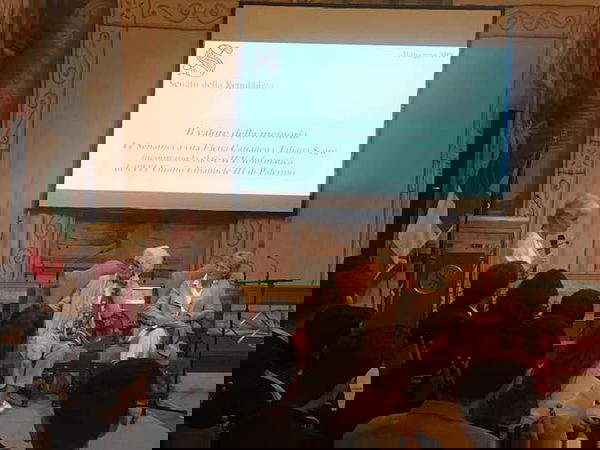 La prof sospesa e i suoi alunni invitati al Senato dalle senatrici a vita Segre e Cattaneo