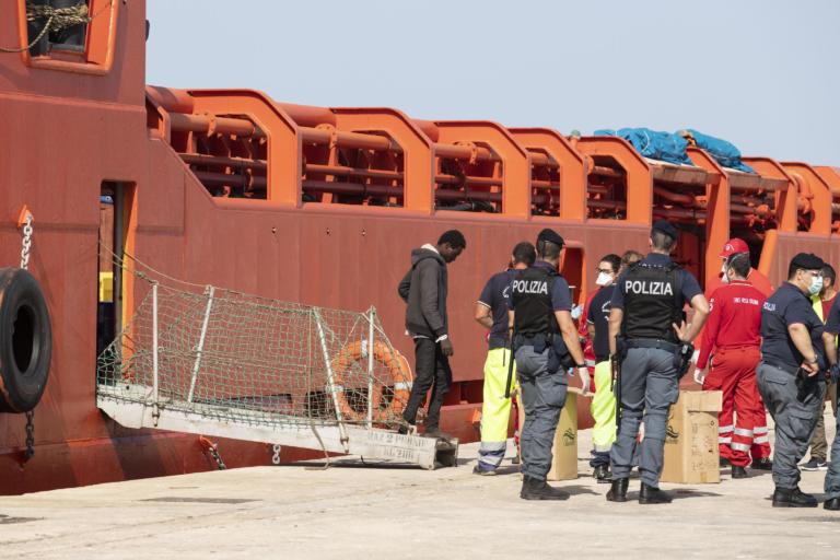 Quando sono i rimorchiatori Eni a salvare i migranti, non c’è la Capitana con cui prendersela