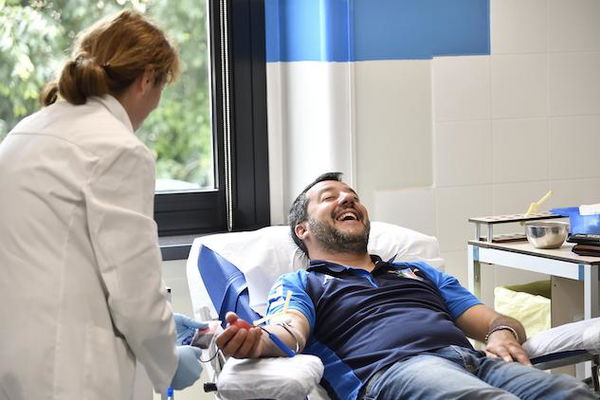 Matteo Salvini e la proposta difficile da applicare : «Crediti formativi agli studenti che donano il sangue»