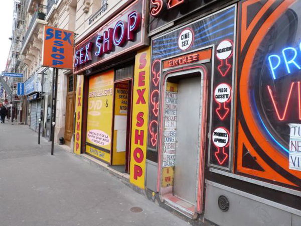 Lo strano asse Lega-Pd per le agevolazioni ai sexy shop: «Favoriscono l’economia locale»