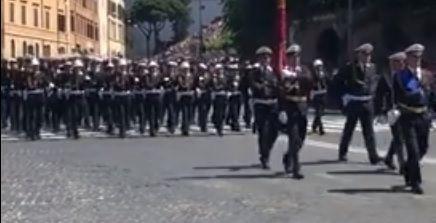 I Vigili urbani hanno sfilato a Roma intonando il coro di scherno «Siamo pizzardon»