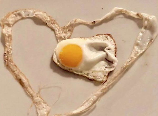 L’inspiegabile (e brutto) uovo a forma di cuore postato da Salvini