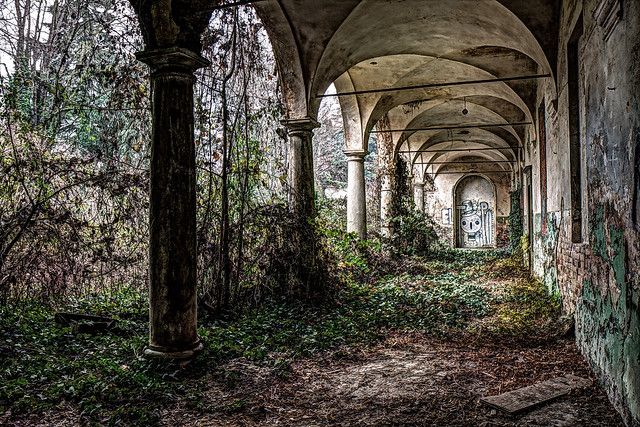 Il mistero delle ossa ritrovate in una villa abbandonata nel torinese