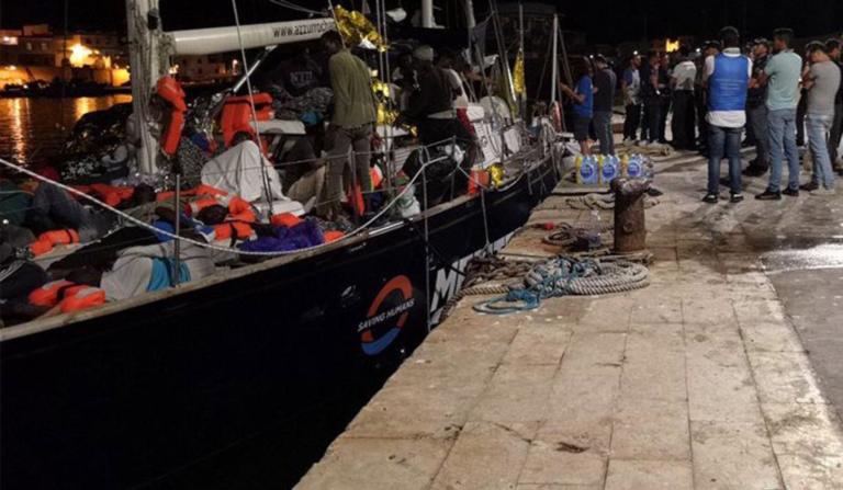 I migranti del veliero Alex sbarcano a Lampedusa. La Guardia di Finanza sequestra l’imbarcazione