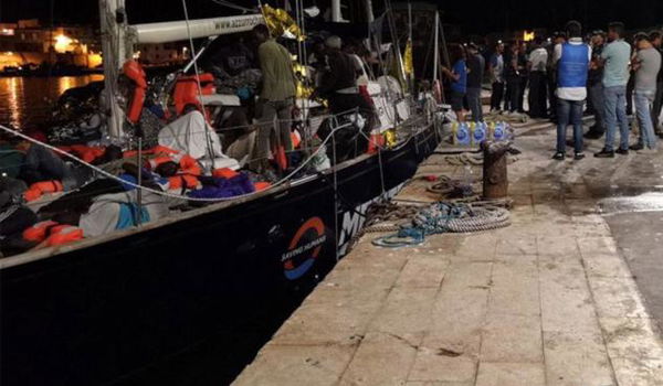 I migranti del veliero Alex sbarcano a Lampedusa. La Guardia di Finanza sequestra l’imbarcazione