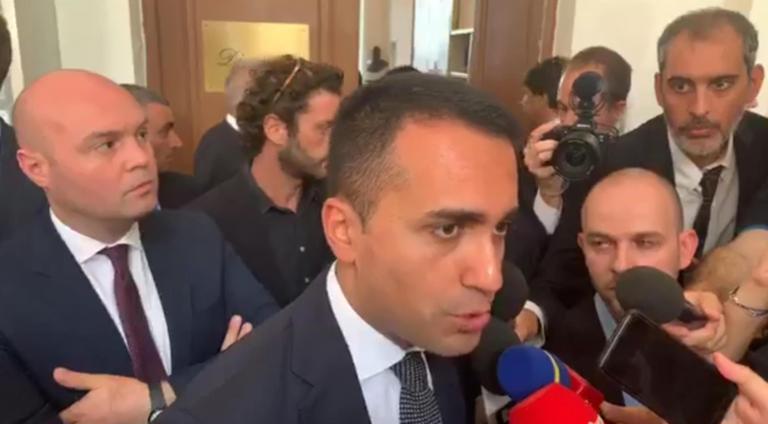 Di Maio commenta la foto del ragazzo americano bendato: «Non buttiamola in caciara»